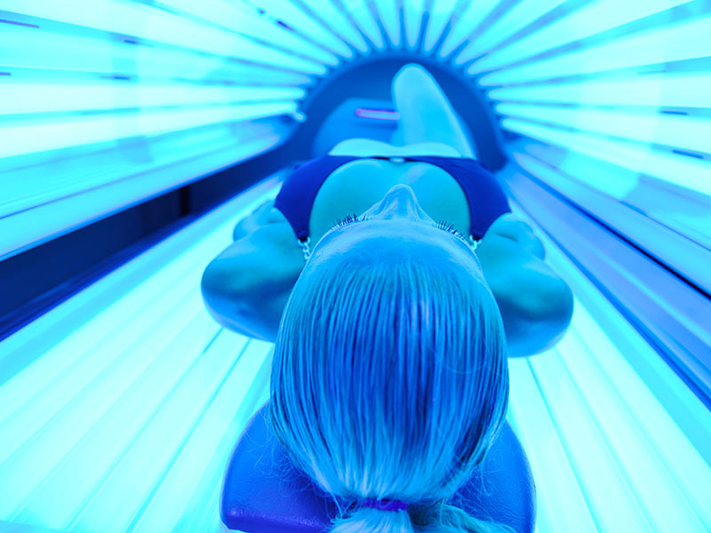 vrouw liggend in gesloten zonnebank